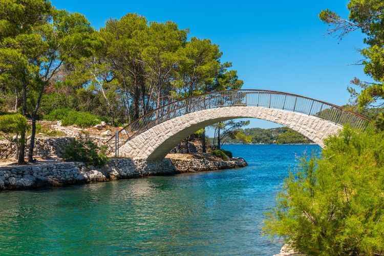 Pont de pierre dans le parc national de Mljet