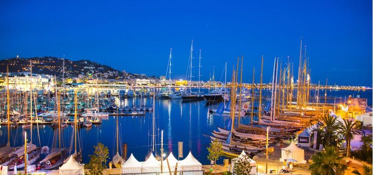 La nuit, le port s'éclaire et le village est bercé au son de la musique