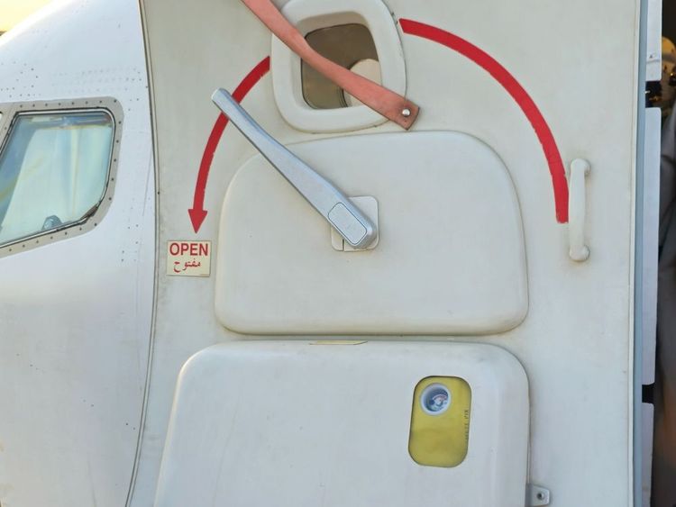 La porte de l'avion et son imposant loquet