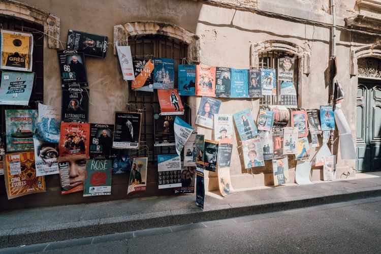 Posters dans la rue pour le festival d'avignon