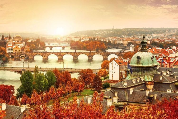 Les superbes couleurs de Prague en automne © yasonya/123RF