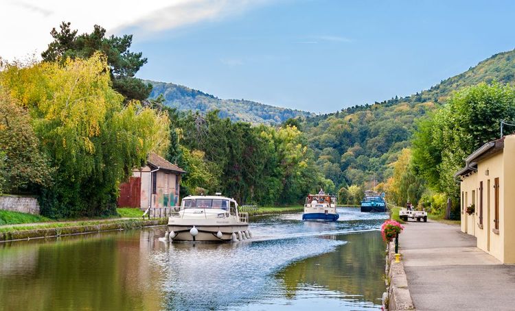 Promenade en bateau sur le canal du Rhin