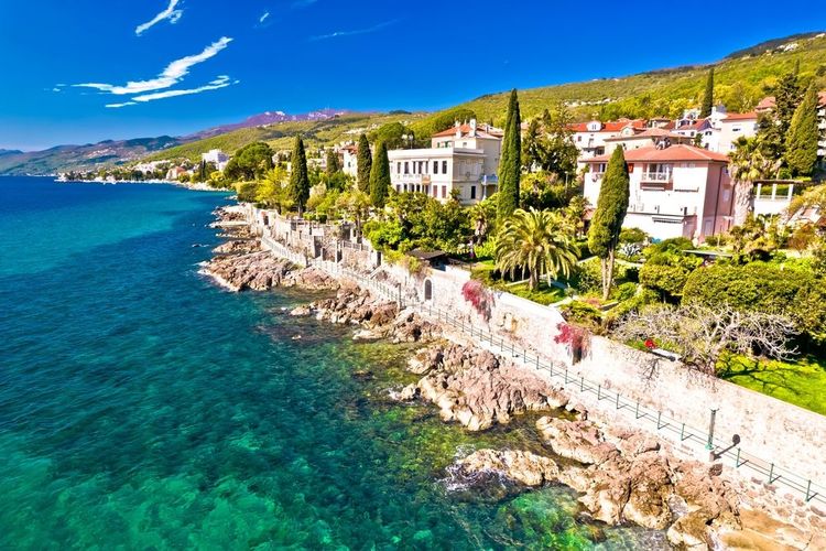 Promenade panoramique de la côte de la mer de Lungomare près d'Opatija, Croatie