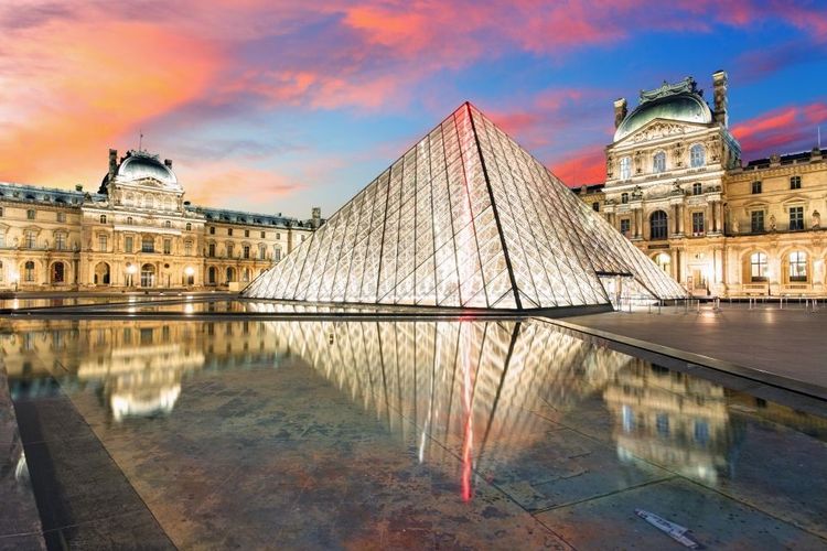 La pyramide du Louvre sous le soleil couchant de Paris © tomas1111 / 123RF