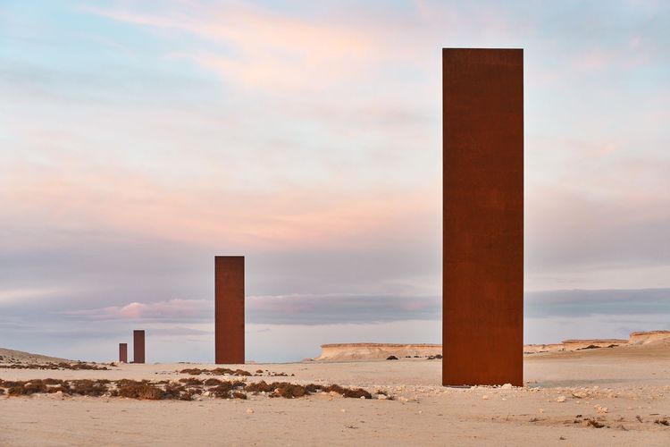 La sculpture East-West/West-East de Richard Serra dans le désert qatari © Qatar Tourism