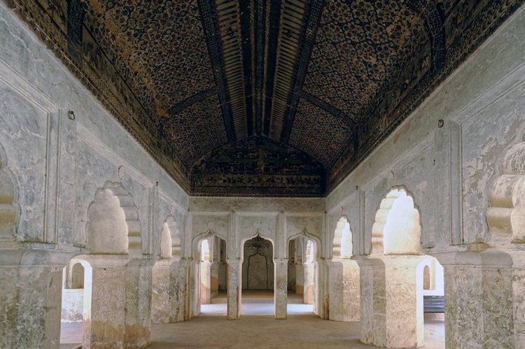 Les peintures intérieures du palais de Raja sont très impressionnantes