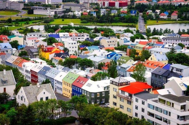 Vue aérienne des maisons colorées de la capitale islandaise © martinm303/123RF
