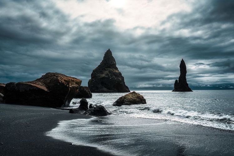 Le sable de la plage de Reynisfjara est complètement noir