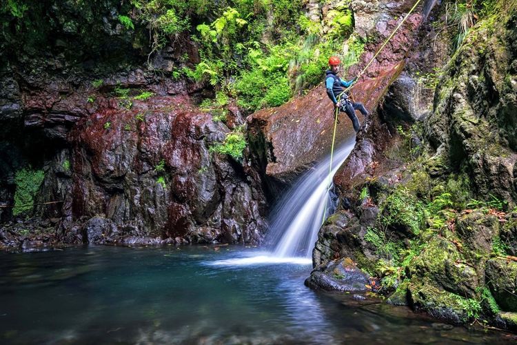 Le canyoning, une fabuleuse façon de s’immerger dans des paysages d’exception. Ici, Ribeiro Frio.