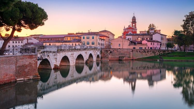 Rimini, Italie. Image du paysage urbain du centre historique de Rimini, Italie au lever du soleil.