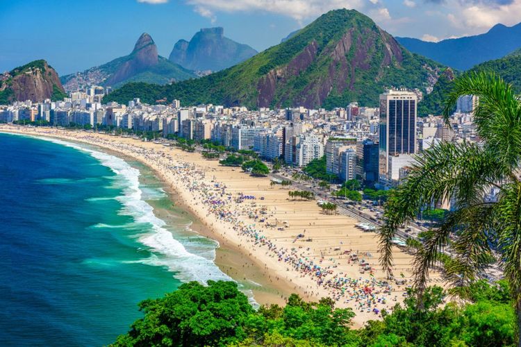 Vue sur l'immense plage de Copacabana à Rio de Janeiro © Catarina Belova/Shutterstock