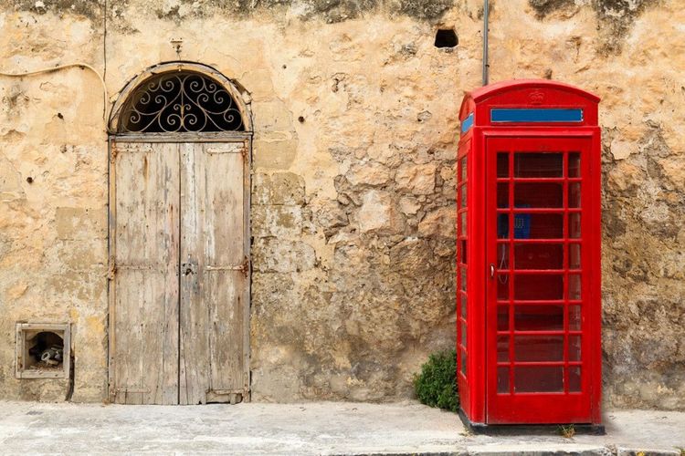 Cabine téléphonique anglaise dans une rue maltaise - © 2013 Mikhail Starodubov/Shutterstock