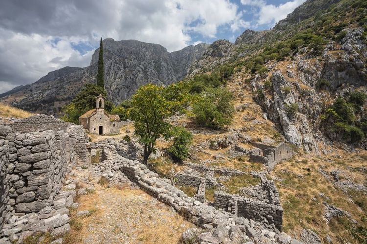 Ruines autour de l'église Sveti Juraj près de la forteresse Kotor, Monténégro.