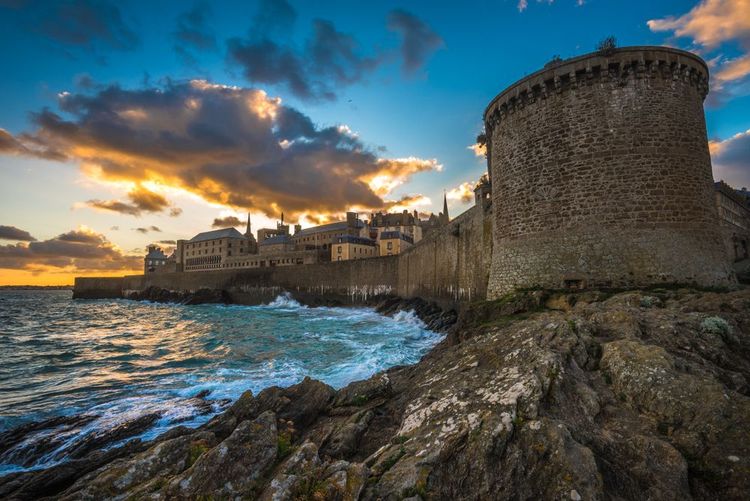 Les remparts de Saint Malo, restés debout malgré les bombardements