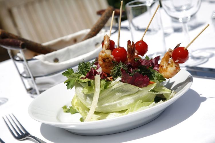 Salade de crevettes grillées en brochette dans un hôtel de Bodrum