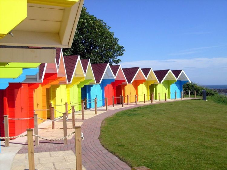 Les cabanes du bord de mer sont de couleurs vives © speedfighter/123RF