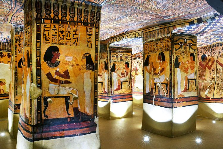 Entre les colonnes de la tombe de Sennefer