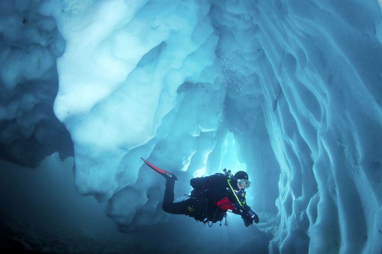 Session de plongée dans une grotte de glace.