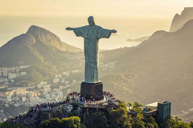 Le Christ Rédempteur, aussi appelé Christ du Corcovado, domine Rio de Janeiro. - © marchello74 / Shutterstock