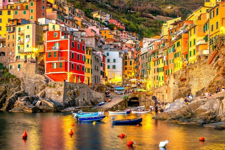 Le village de Riomaggiore dans la région Ligurie en Italie © f11photo/Shutterstock