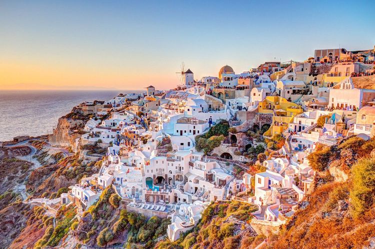 Le charmant village blanc d'Oia à Santorin, dans les Cyclades, en Grèce. - © TomKli / Shutterstock
