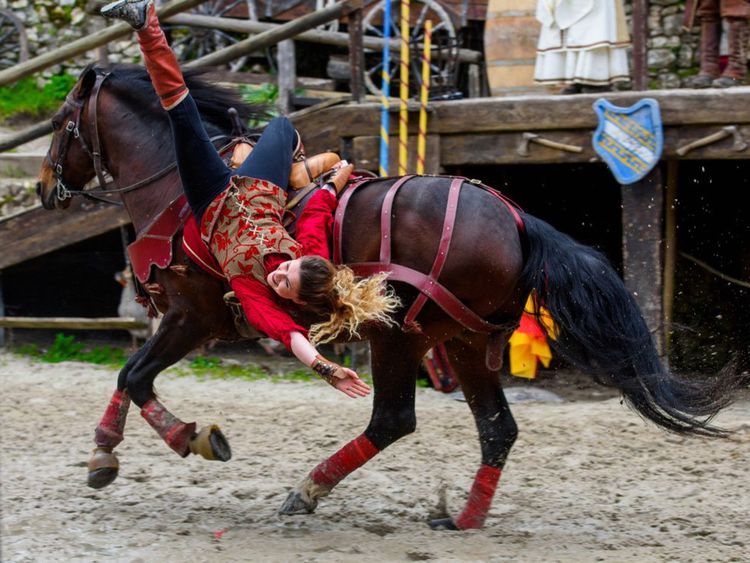 Voltige équestre lors d'un spectacle pendant les Médiévales de Provins © Anton_Ivanov / Shutterstock