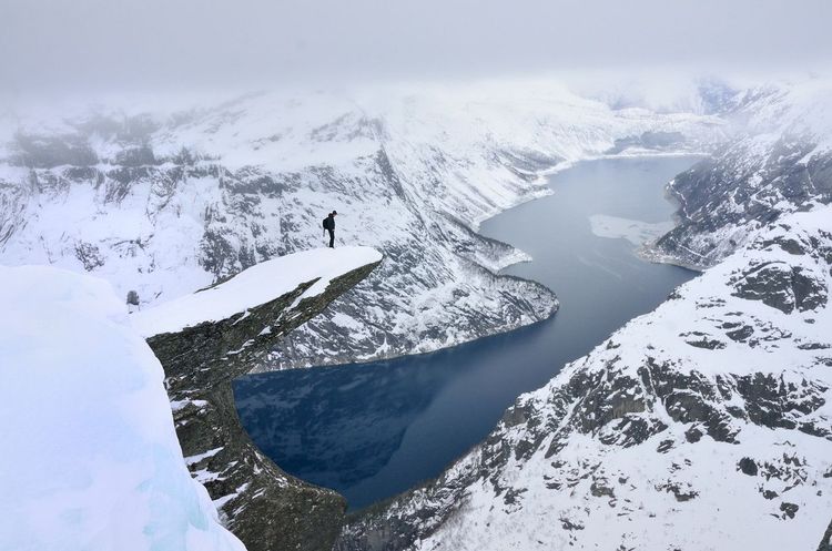 Le rocher le plus célèbre de Norvège pendant l'hiver © kovop58/Shutterstock