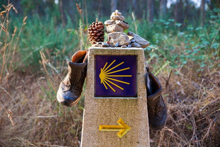 Chaussures et pierres sur le symbole du chemin de Compostelle © bepsy/Shutterstock