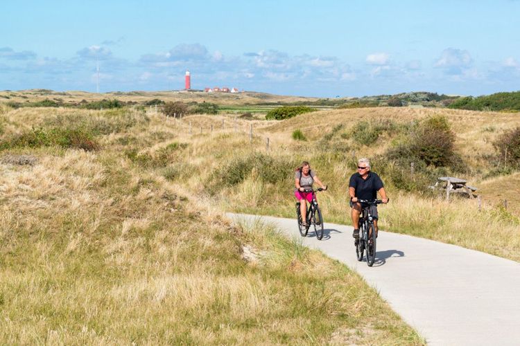 Deux personnes faisant du vélo à Texel, Pays-Bas - © Copyright (c) 2017 - TasfotoNL / Shutterstock