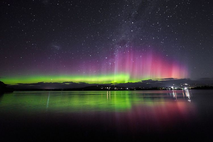 Magnifique image d'une aurore australe à Mersey River © Ryan Hoi/Shutterstock
