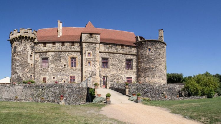 Le château de Saint-Saturnin dans le Puy-de-Dôme © Philippe PATERNOLLI / Shutterstock