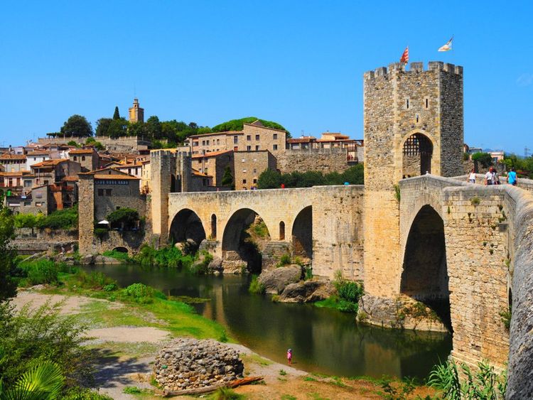 Le village médiéval de Besalú en Espagne © Par Isa Fernandez Fernandez / Shutterstock