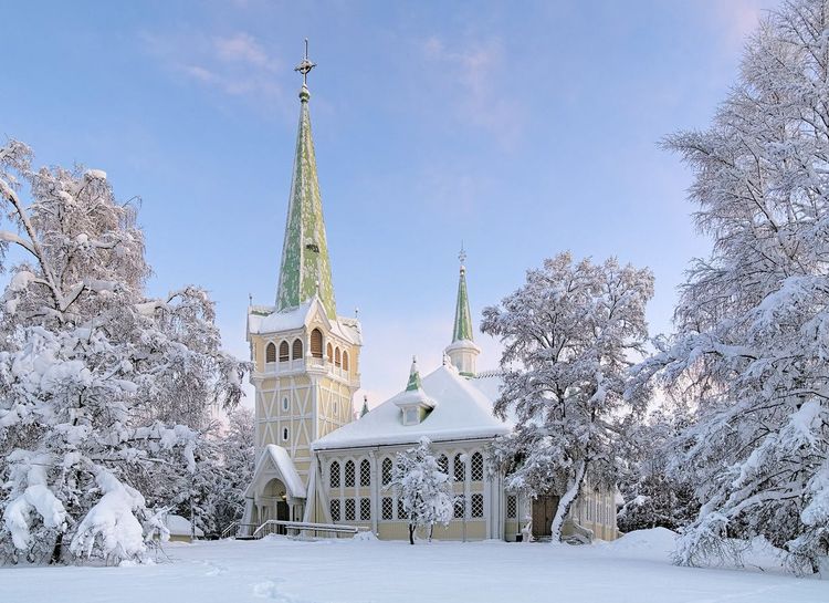 L'église de Jokkmokk sous la neige d'un hiver suédois © Mikhail Markovskiy/Shutterstock