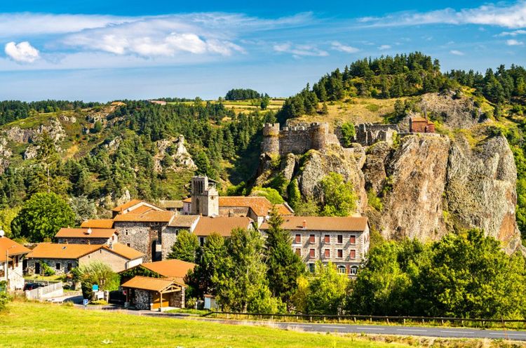 Le village d'Arlempdes, accroché à un rocher de basalte sur la Loire © Arlempdes / Shutterstock