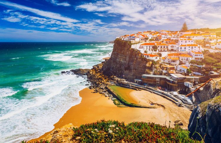 © DaLiu / Shutterstock. Azenhas do Mar, un village blanc perché au-dessus de l'océan