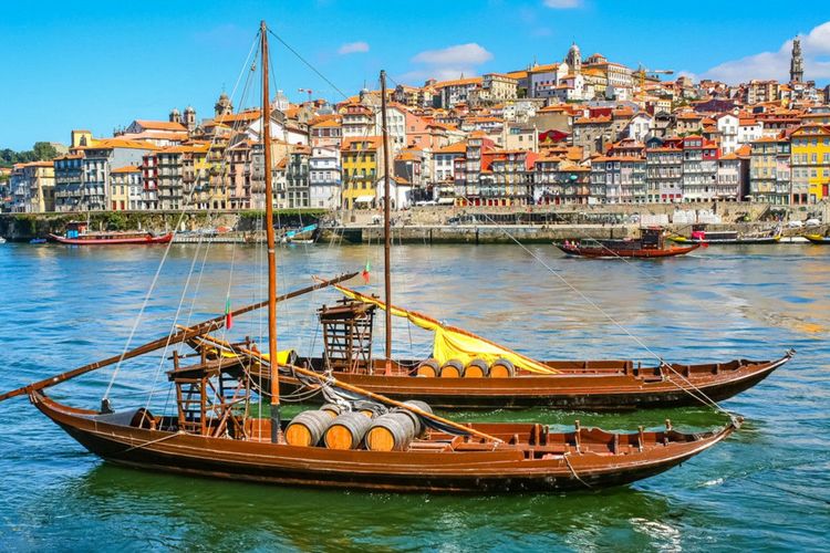 © Jose Miguel Sanchez / Shutterstock. La ville de Porto, vue depuis le fleuve.