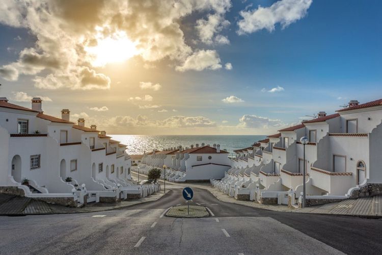 © Sergio Sergo / Shutterstock. Le charmant village blanc d'Ericeira.