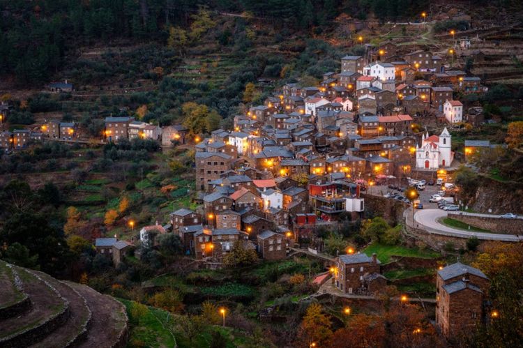 © LuisCostinhaa / Shutterstock. Le charmant village de Piodao accroché à une colline.