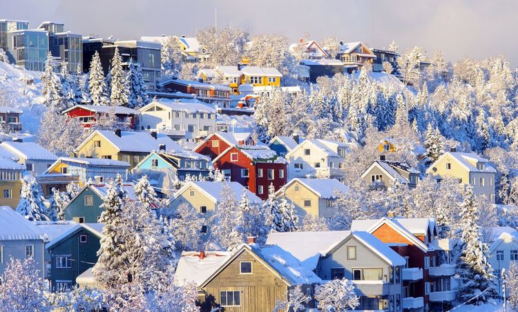 Les maisons enneigées de Tromso en plein hiver © V. Belov/Shutterstock