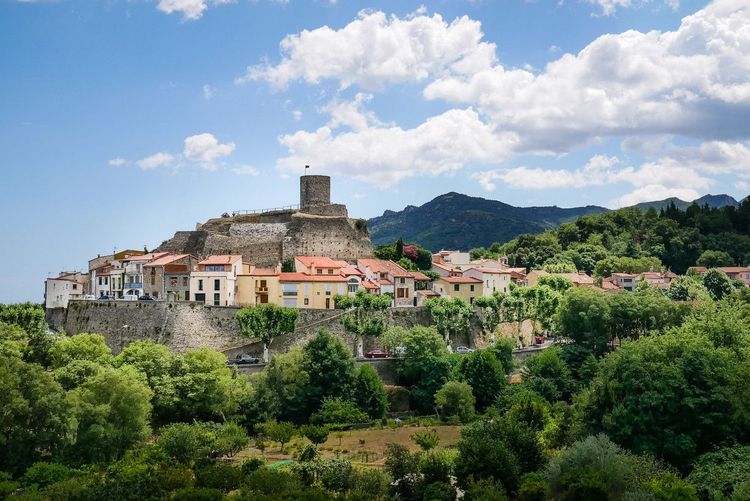 Le village de Laroque-des-Albères en France © Par Cyrsiam / Shutterstock