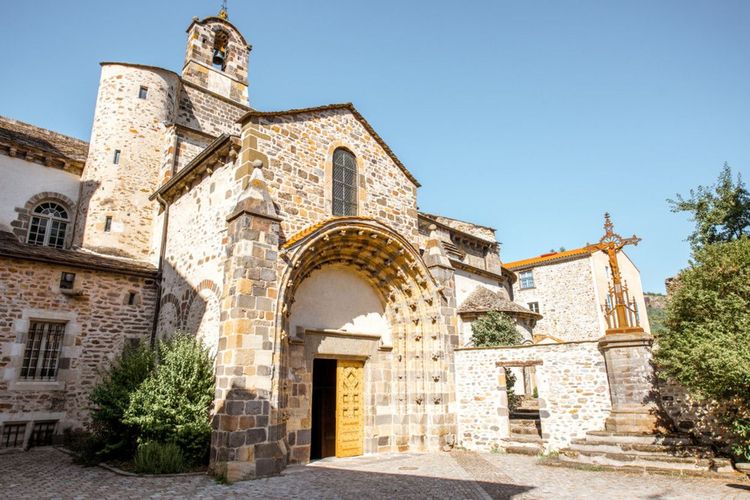 L'abbaye de Blesle, au cœur du département de la Haute-Loire © RossHelen / Shutterstock
