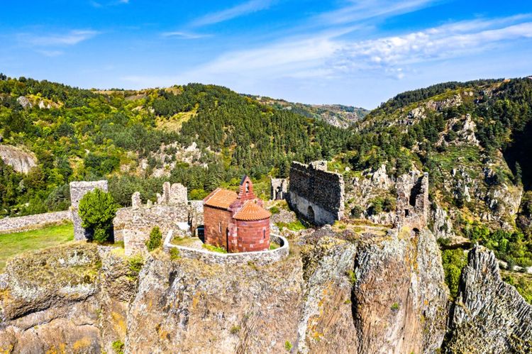 Vue aérienne du château d'Arlempdes, au sommet du village © Leonid Andronov / Shutterstock