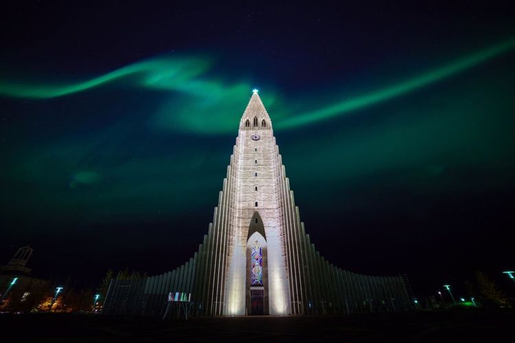 Les aurores boréales brillent au-dessus de l'église à Reykjavik Islande © f11photo/Shutterstock