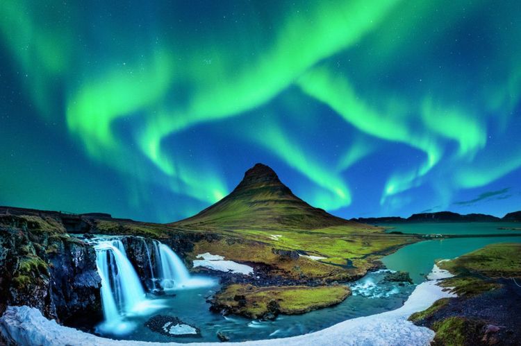 Des aurore boréales au-dessus de Kirkjufell en hiver © Guitar photographer / Shutterstock