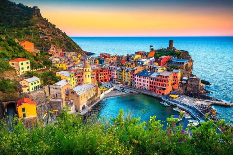 Le petit village de pêcheurs de Vernazza dans les Cinque Terre © Gaspar Janos/Shutterstock