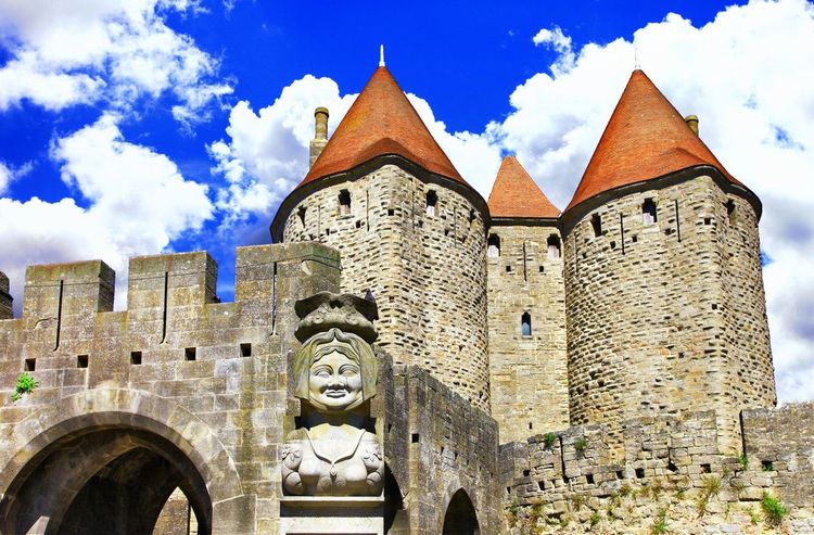 La statue de Dame Carcas garde fièrement l'entrée de la cité © leoks/Shutterstock