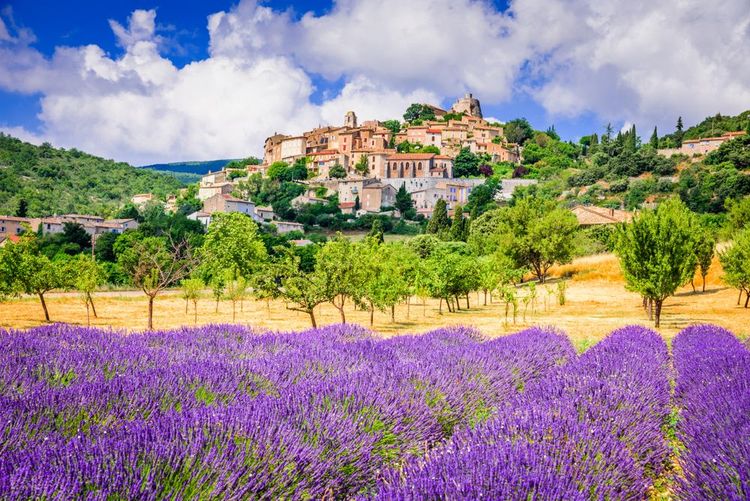 Simiane-la-Rotonde, village sur les collines de Provence avec champs de lavande, France