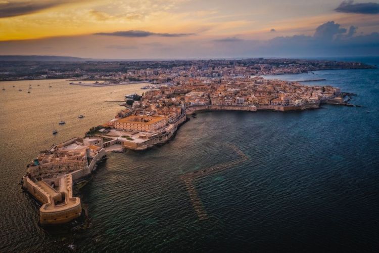 Siracusa, l'île d'Ortigia depuis le coucher du soleil, Sicile, Italie.