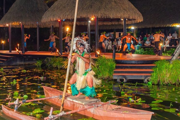 Sur l'île de Rarotonga, des danseurs vêtus de pagnes maori