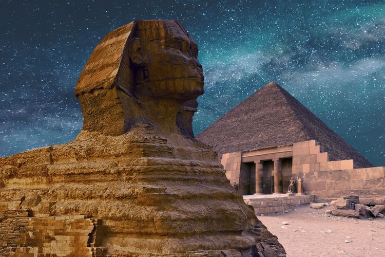 Sphinx devant les pyramides